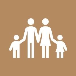 Familie mit Kindern Vier stilisierte Figuren halten sich an den Händen, symbolisieren eine Familie.