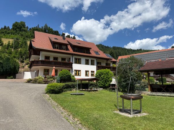 Das Ferienhaus Typisches Fachwerkhaus in einer ländlichen Umgebung mit Grünflächen und schönem Himmel.